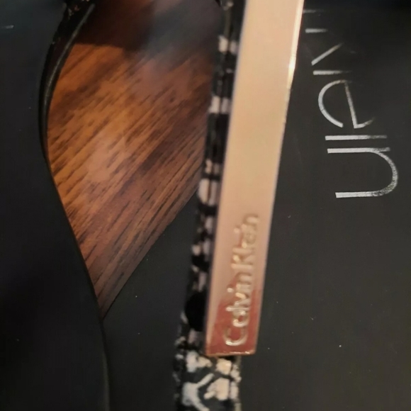 Calvin Klein Women's Samira Black Ankle Strap Thong Sandals Sz 6.5 Animal Print - Picture 6 of 6